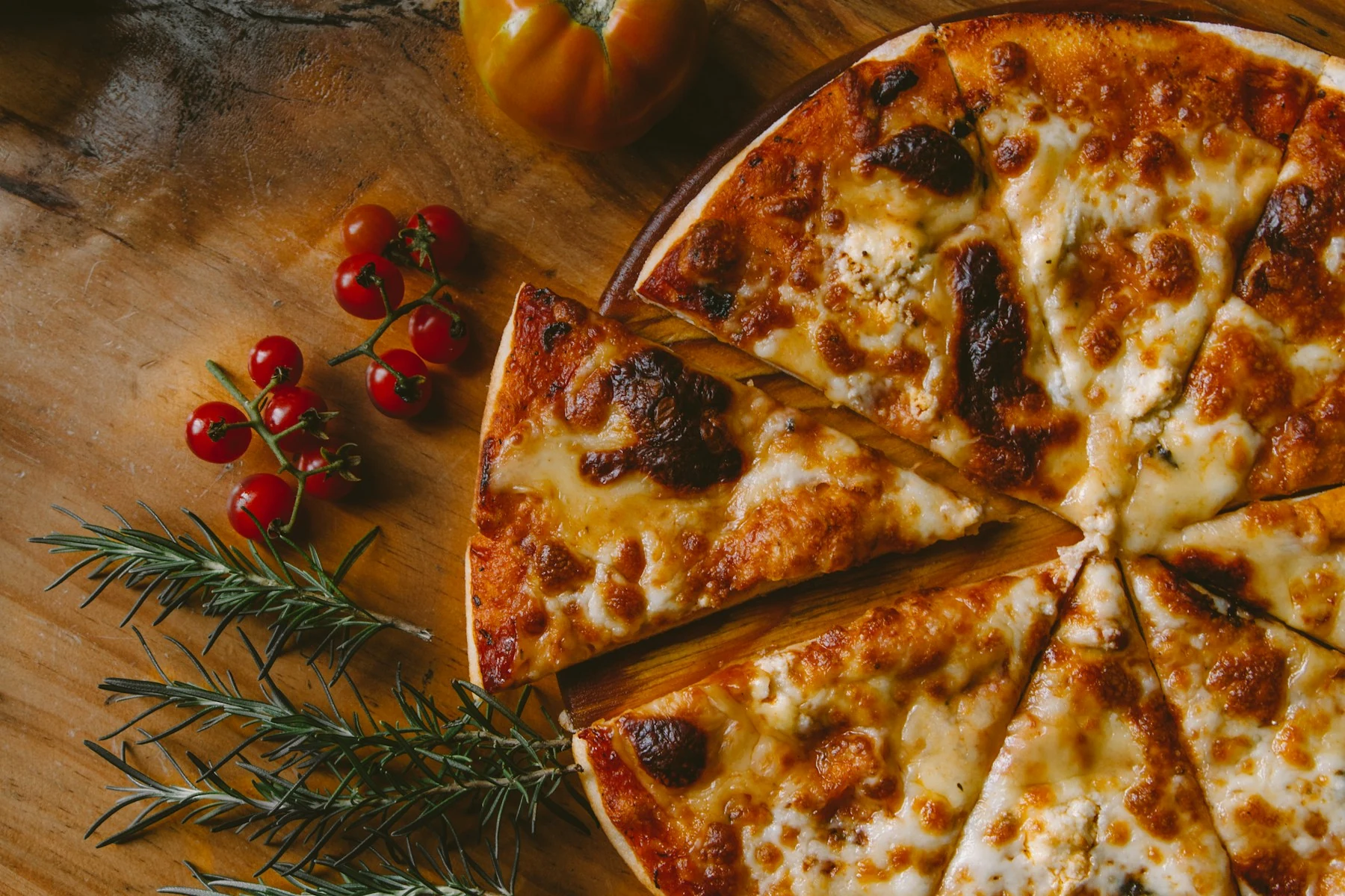 Pizza dorée et généreuse, tomates fraîches et herbes aromatiques